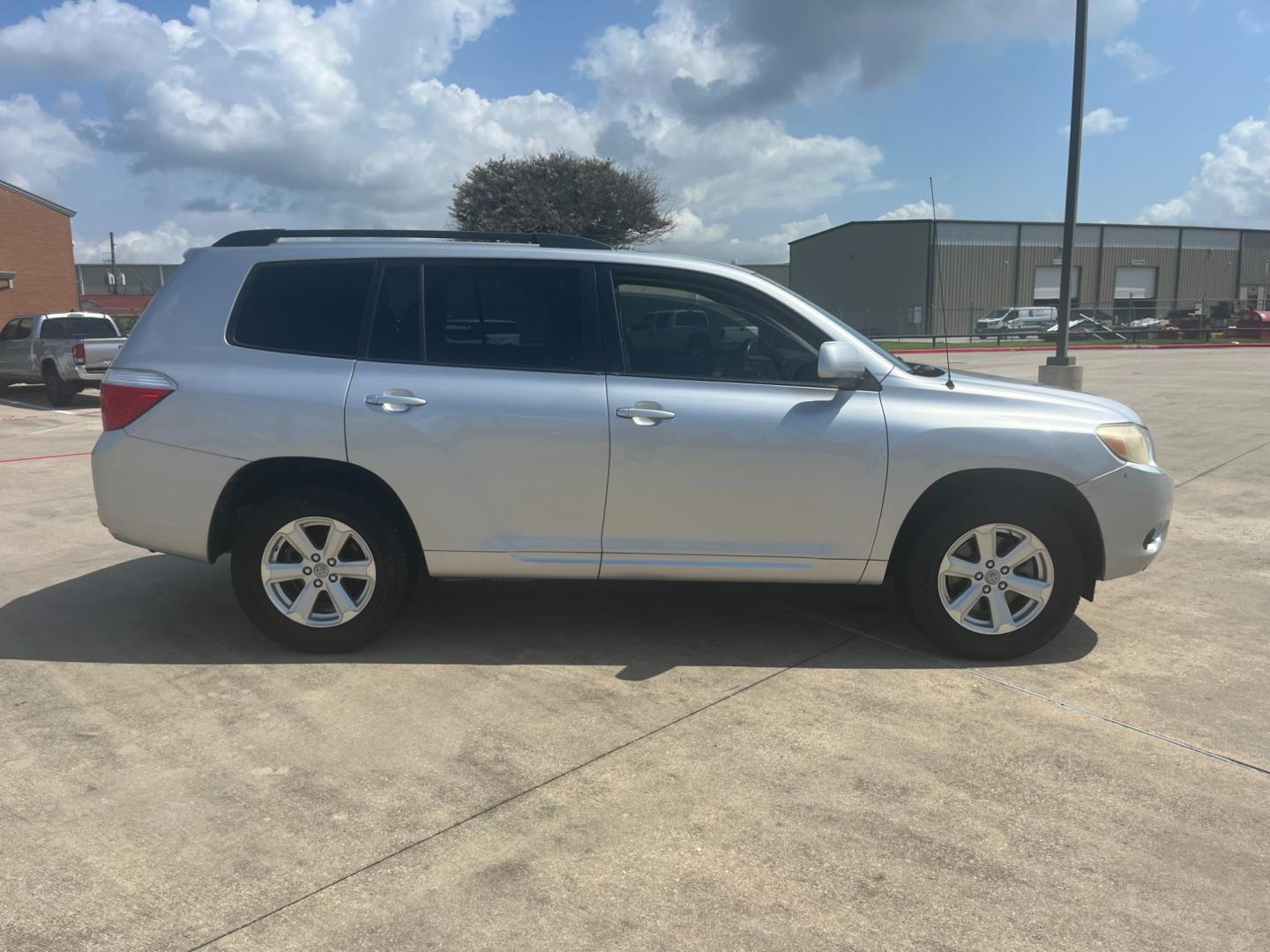 2009 SILVER /gray Toyota Highlander Base 2WD (JTEDA41A192) with an 3.5L V6 DOHC 24V engine, 5-Speed Automatic transmission, located at 14700 Tomball Parkway 249, Houston, TX, 77086, (281) 444-2200, 29.928619, -95.504074 - Photo#7